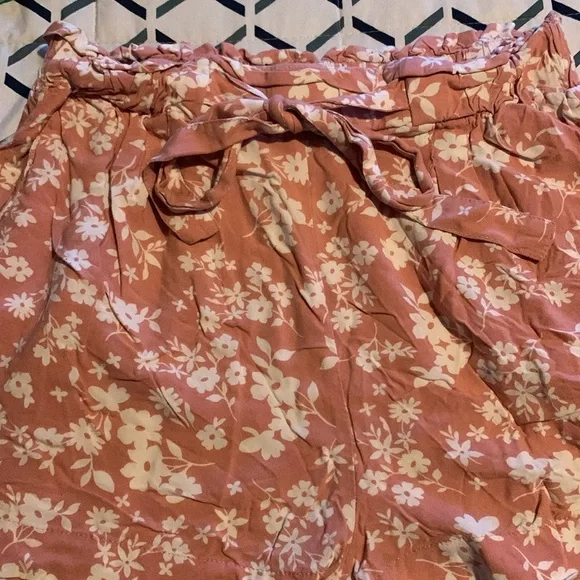 Pink floral stretchy waist with tie belt floral medium shorts with pockets - Picture 2 of 8